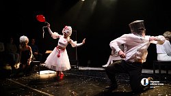 Челябинский Камерный театр прервал череду драм комедией «Синее чудовище»