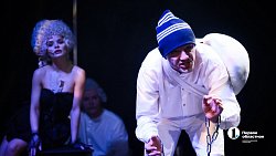 Челябинский Камерный театр прервал череду драм комедией «Синее чудовище»