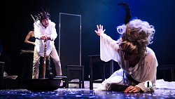 Челябинский Камерный театр прервал череду драм комедией «Синее чудовище»