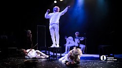 Челябинский Камерный театр прервал череду драм комедией «Синее чудовище»