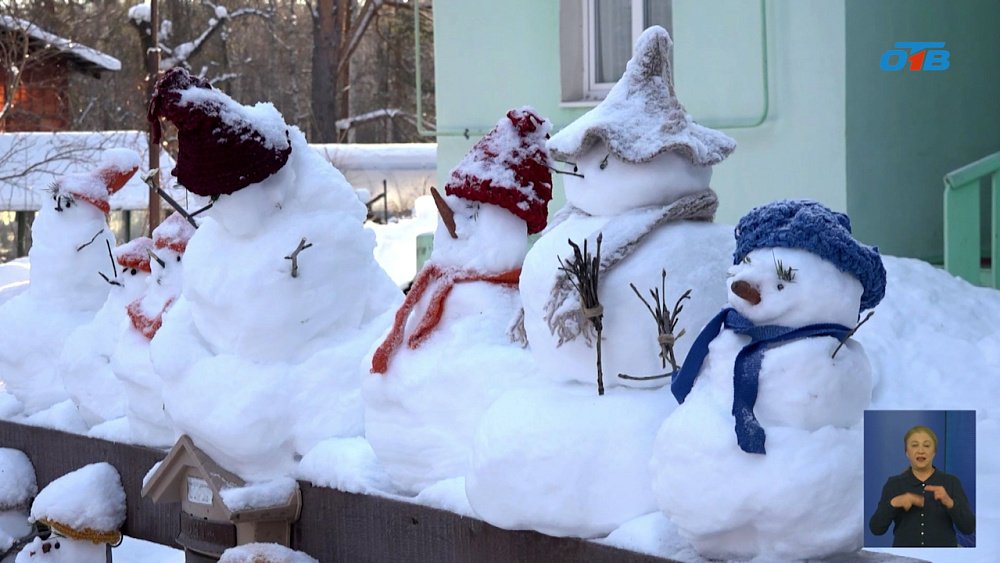 Снежинцы строят во дворе армию снеговиков