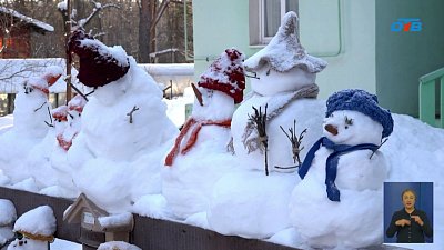 Снежинцы строят во дворе армию снеговиков