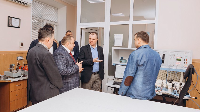 Челябинские инженеры безвозмездно передали метрологический стенд в Луганск