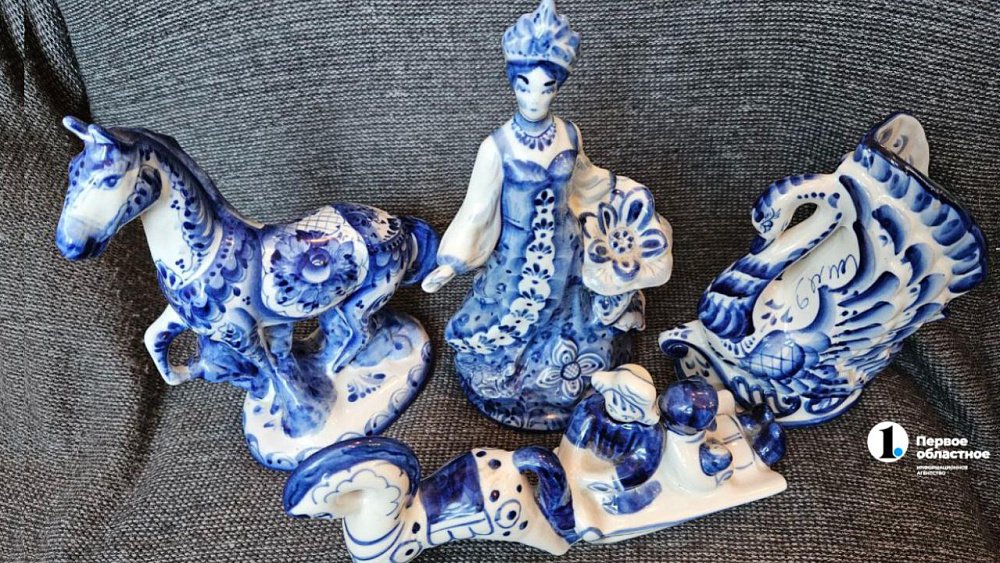 Жительница Челябинской области рассказала о любимых работах из коллекции гжели