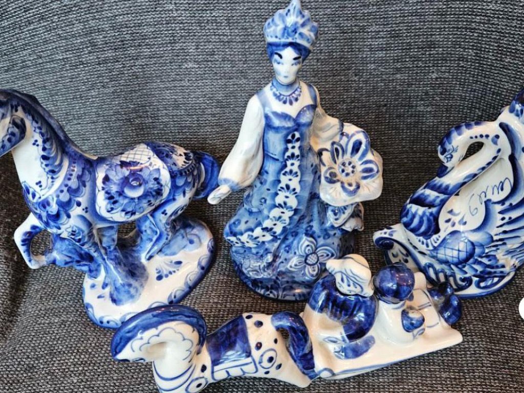 Жительница Челябинской области рассказала о любимых работах из коллекции гжели