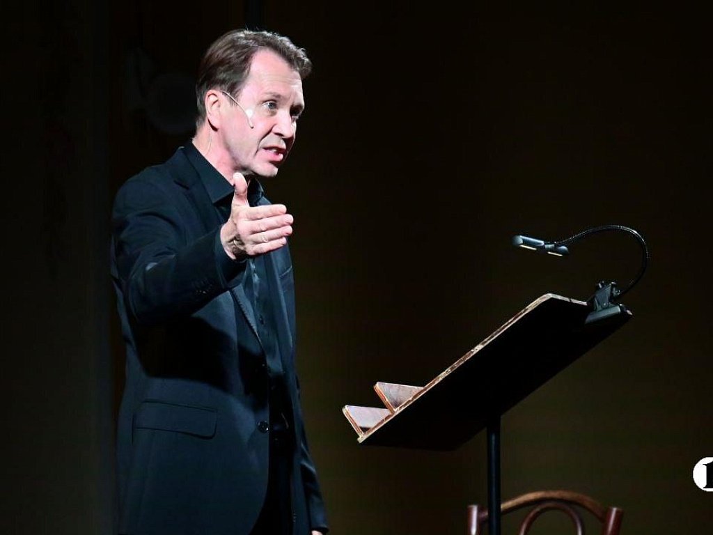 Евгений Миронов приедет в Челябинск и Магнитогорск с концертом «Гамлет»