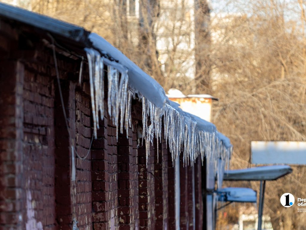 В Челябинске крыши начнут чистить от снега до наступления оттепели