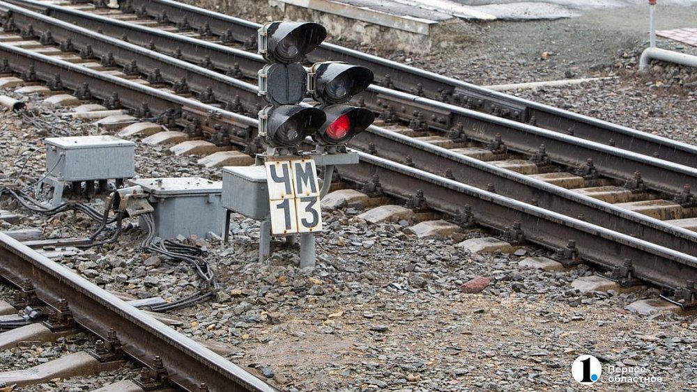 В Челябинске локомотив врезался в легковушку на железнодорожном переезде