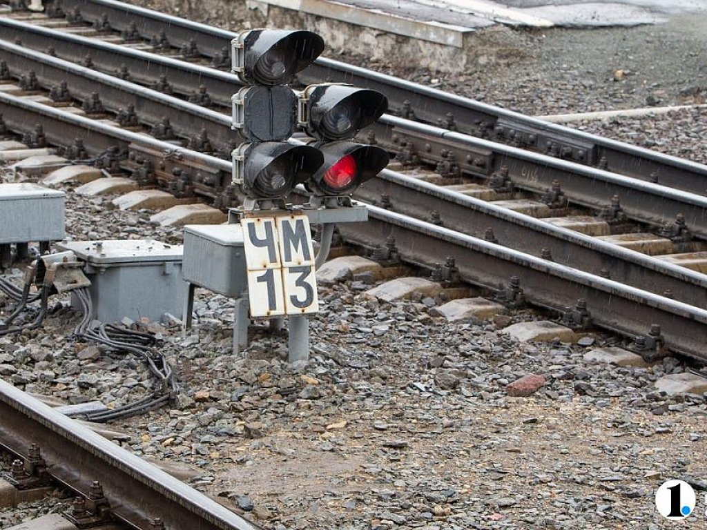 В Челябинске локомотив врезался в легковушку на железнодорожном переезде
