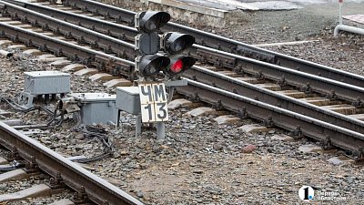 В Челябинске локомотив врезался в легковушку на железнодорожном переезде