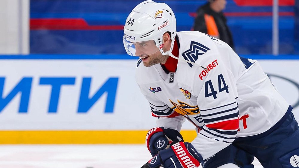 Хоккеист «Металлурга» Егор Яковлев забил курьезный автогол в матче КХЛ (видео)