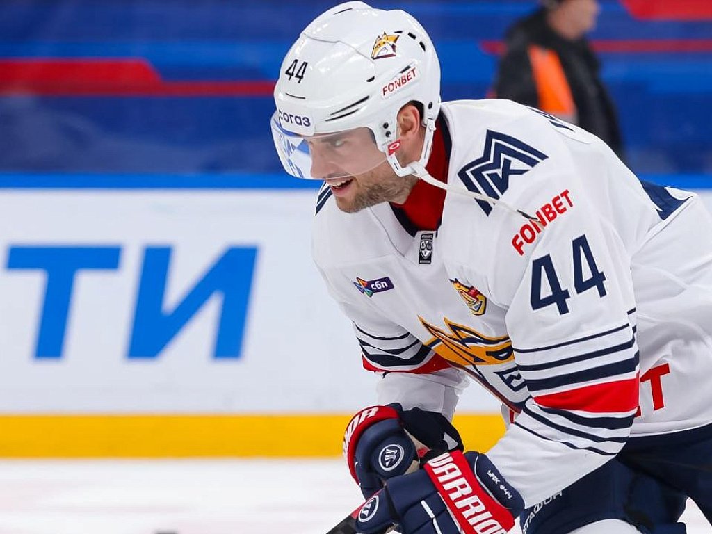 Хоккеист «Металлурга» Егор Яковлев забил курьезный автогол в матче КХЛ (видео)