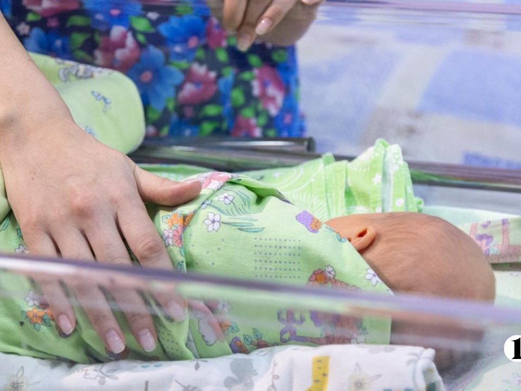 Алексей Текслер наградил челябинку, принявшую экстренные роды на улице