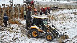 В Челябинске на проспекте Победы продолжают строить котлован для метротрама