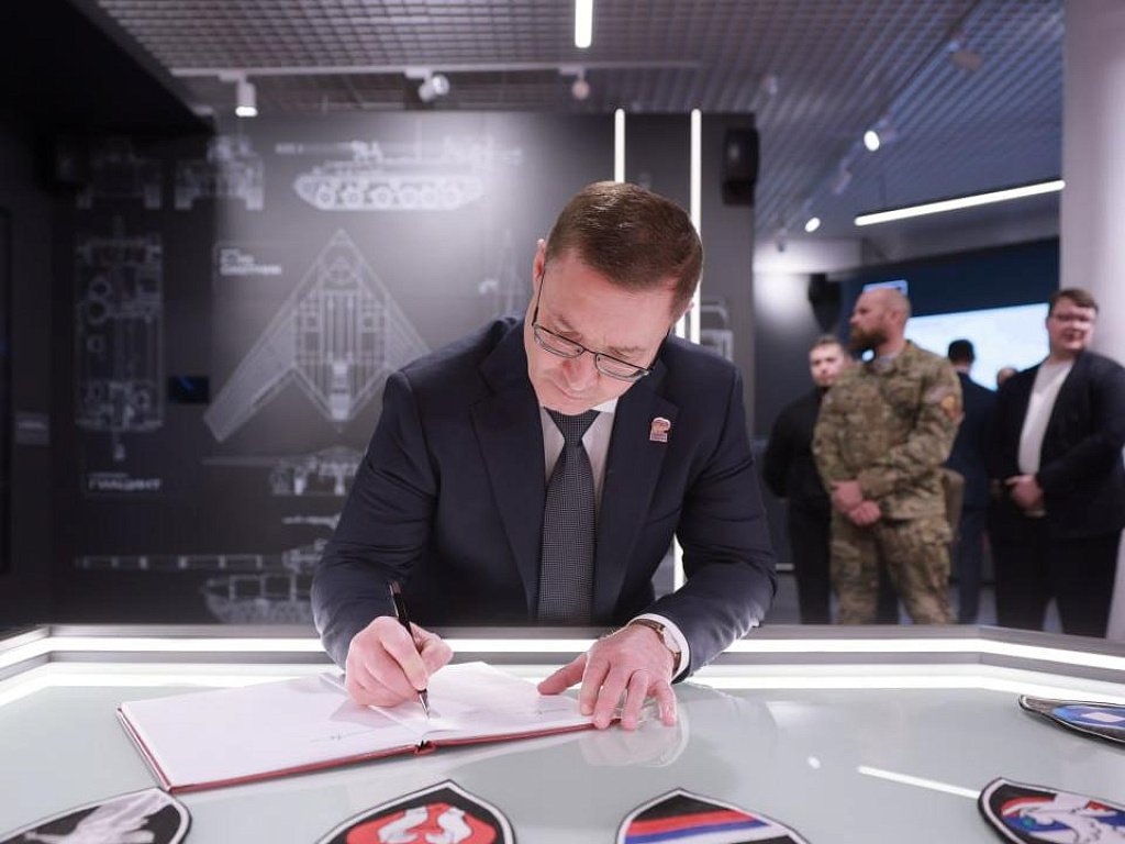 Владимир Якушев посетил Музей СВО в Челябинске