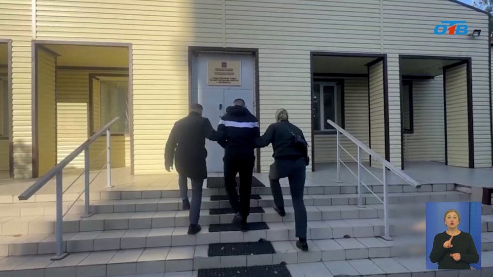 В Челябинске парней осудили за порванный паспорт РФ