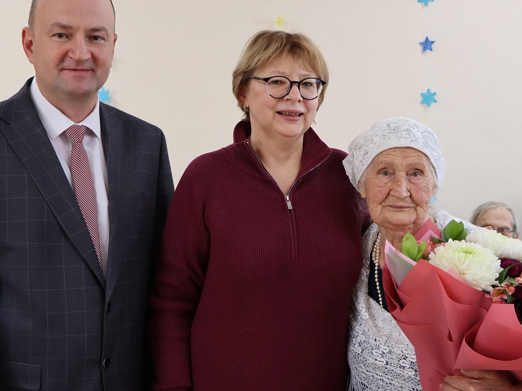 Столетняя жительница Миасса плетет маскировочные сети для СВО