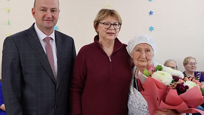 Столетняя жительница Миасса плетет маскировочные сети для СВО