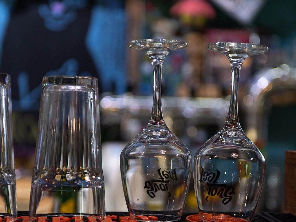 «После той девушки я перестал брать чужие проблемы на себя» — бармен из Челябинска о работе