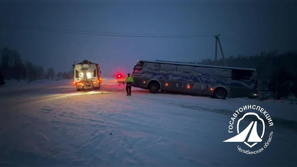 Под Челябинском автобус съехал в кювет во время снегопада