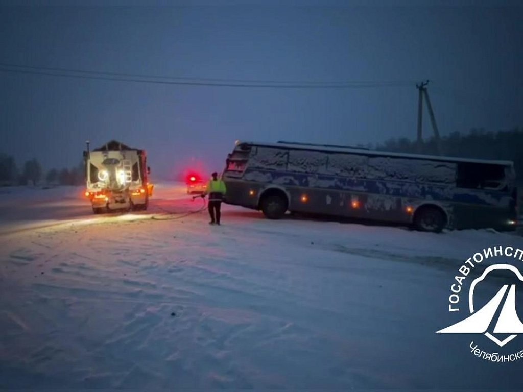 Под Челябинском автобус съехал в кювет во время снегопада