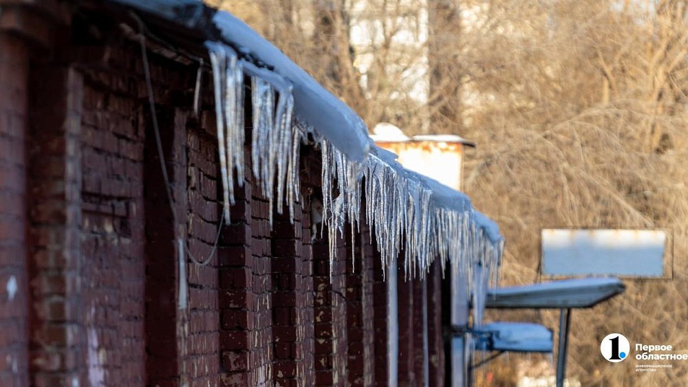 В Челябинске снег будет идти еще сутки, а потом начнет таять и падать с крыш