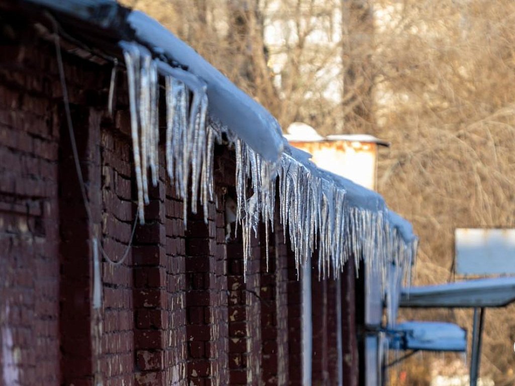 В Челябинске снег будет идти еще сутки, а потом начнет таять и падать с крыш