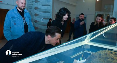 Сергей Безруков прикоснулся к метеориту и сел за парту Есенина в Челябинске