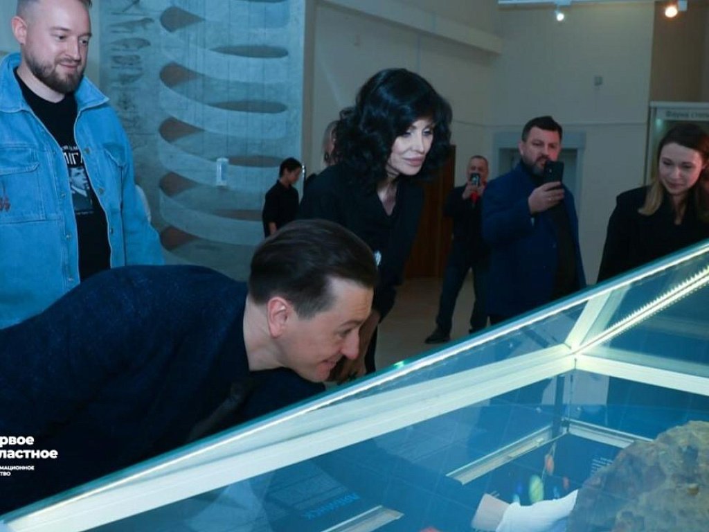 Сергей Безруков прикоснулся к метеориту и сел за парту Есенина в Челябинске