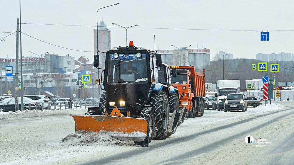 В Челябинской области сотни машин и людей вторые сутки расчищают дороги от снега