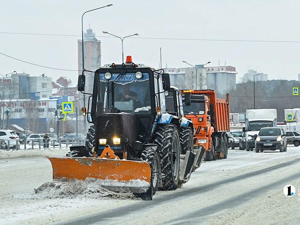 В Челябинской области сотни машин и людей вторые сутки расчищают дороги от снега