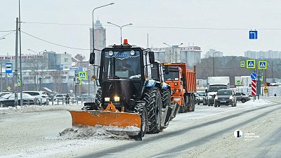 В Челябинской области сотни машин и людей вторые сутки расчищают дороги от снега