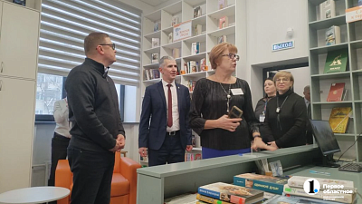 Губернатор Алексей Текслер посетил обновленную модельную библиотеку в Миассе