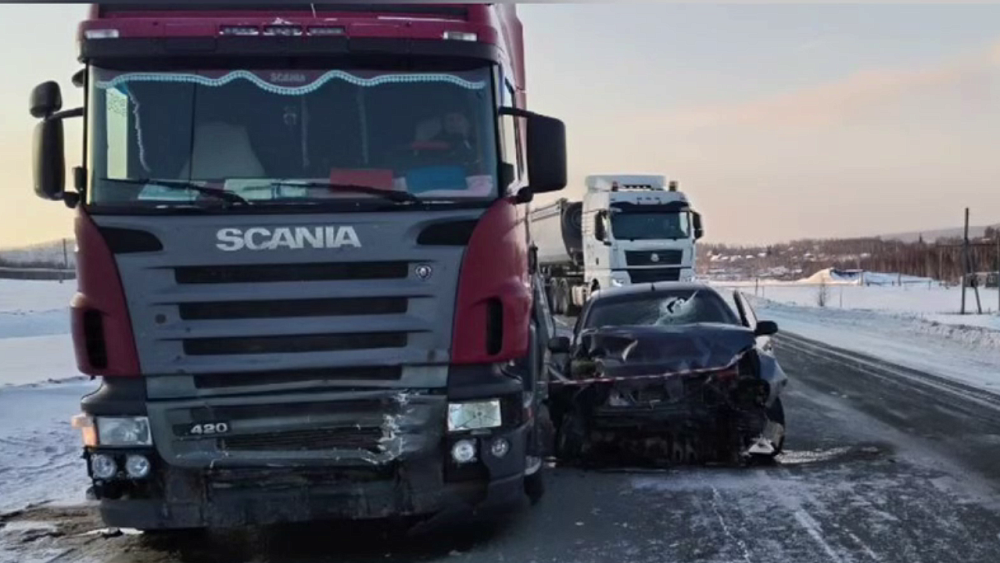 Легковушка залетела под грузовик на встречке под Кыштымом