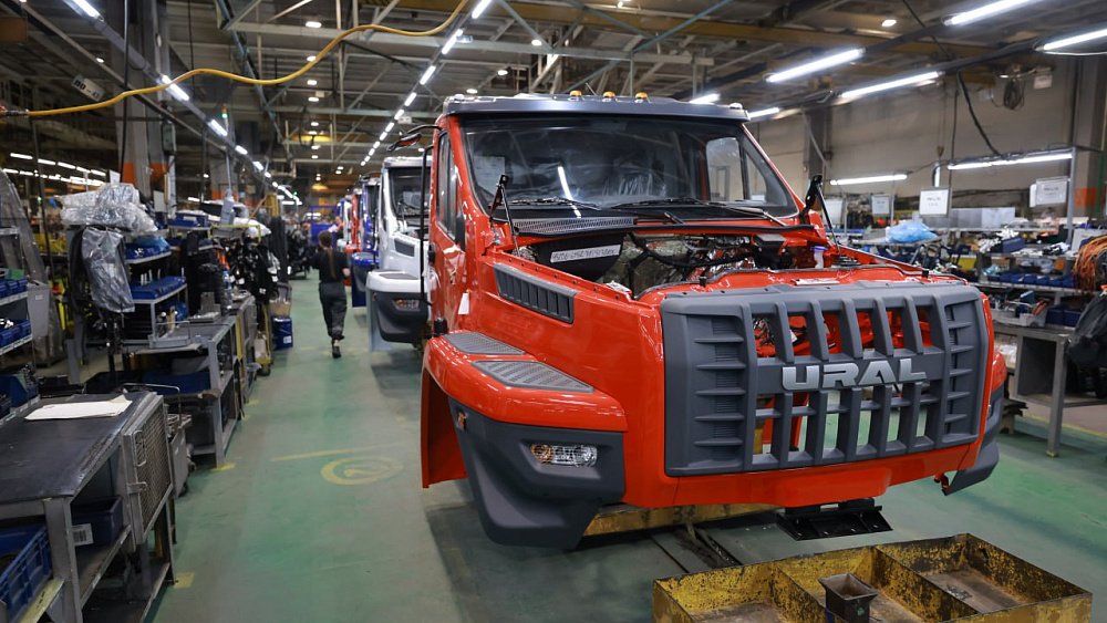 Владимир Путин наградил коллектив автозавода «Урал» орденом Александра Невского