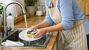 Как мытье посуды может спровоцировать грыжу