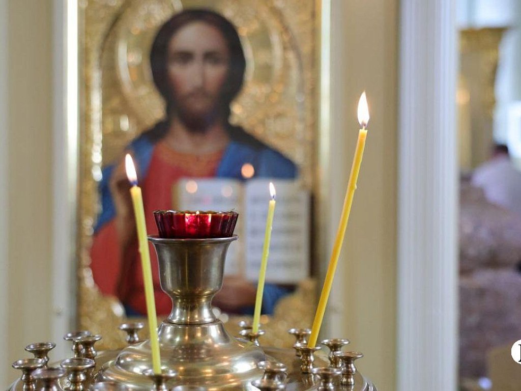 В храмах Челябинска чтут память всех усопших христиан 14 февраля