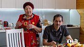 Семья с Южного Урала встречает гостей русскими блинами и чаем по‑башкирски