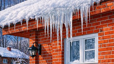 Как не получить травму от падающих сосулек