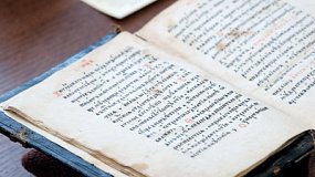 В Челябинске специалисты публичной библиотеки реставрируют старинные книги