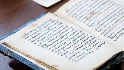 В Челябинске специалисты публичной библиотеки реставрируют старинные книги