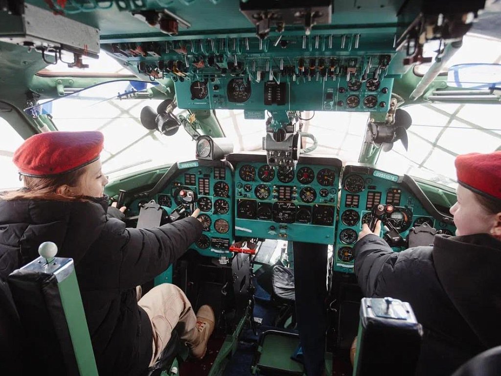 Школьники из Челябинской области на один день стали курсантами ЧВВАКУШа