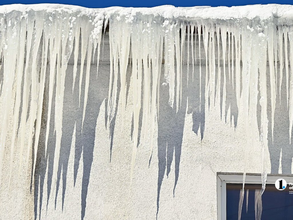 Челябинцам напомнили, куда жаловаться на сосульки