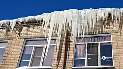 Челябинцам напомнили, куда жаловаться на сосульки