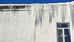 Челябинцам напомнили, куда жаловаться на сосульки