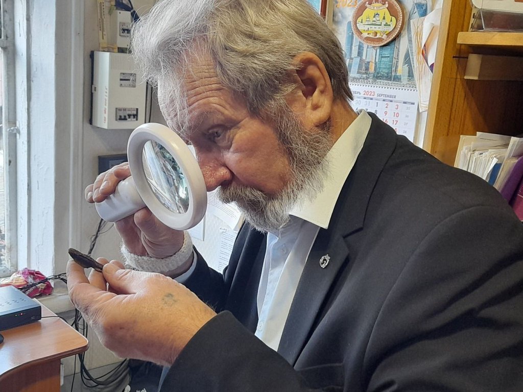 Челябинец раскрыл тайну древнего кинжала, найденного в Зауралье