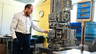 Челябинец превратил лепку пельменей в семейный бизнес