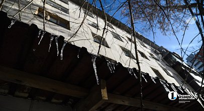 В Челябинске составляют черный список домов с большими сосульками