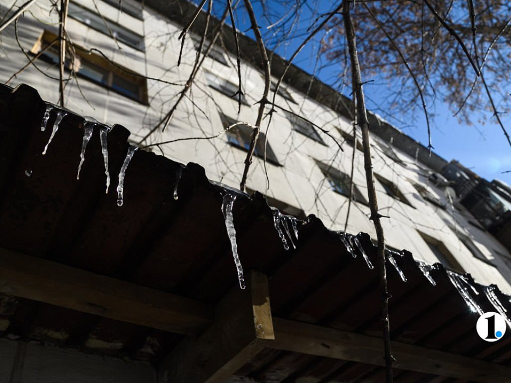 В Челябинске составляют черный список домов с большими сосульками