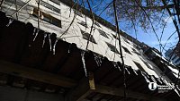 В Челябинске составляют черный список домов с большими сосульками